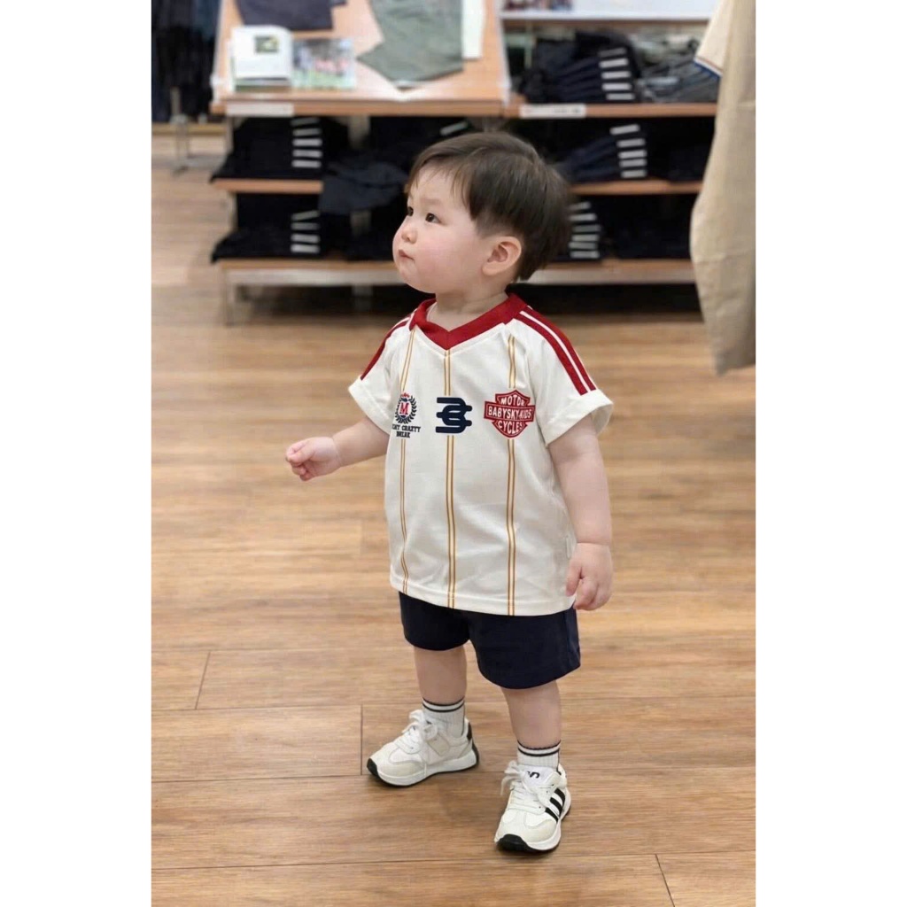 (VNTK)Bộ quần áo thể thao Polo cộc tay hoạ tiết chữ phối viền đỏ , chất áo cotton mềm mịn,thoáng mát phối quần kaki thô
