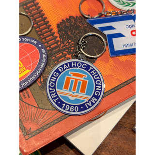 Móc khóa trường Đại học 2 chi tiết gồm logo và slogan