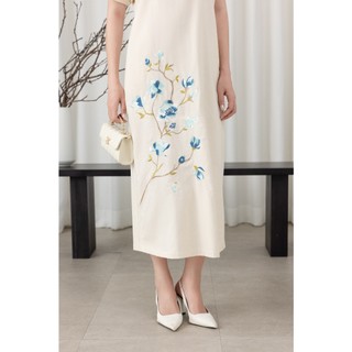 SWANLAKE | Váy Đầm Nữ Maxi Suông Tay Ngắn Cổ Tròn Vải Linen Thêu Hoa Có Túi Xẻ Tà Công Sở D13610