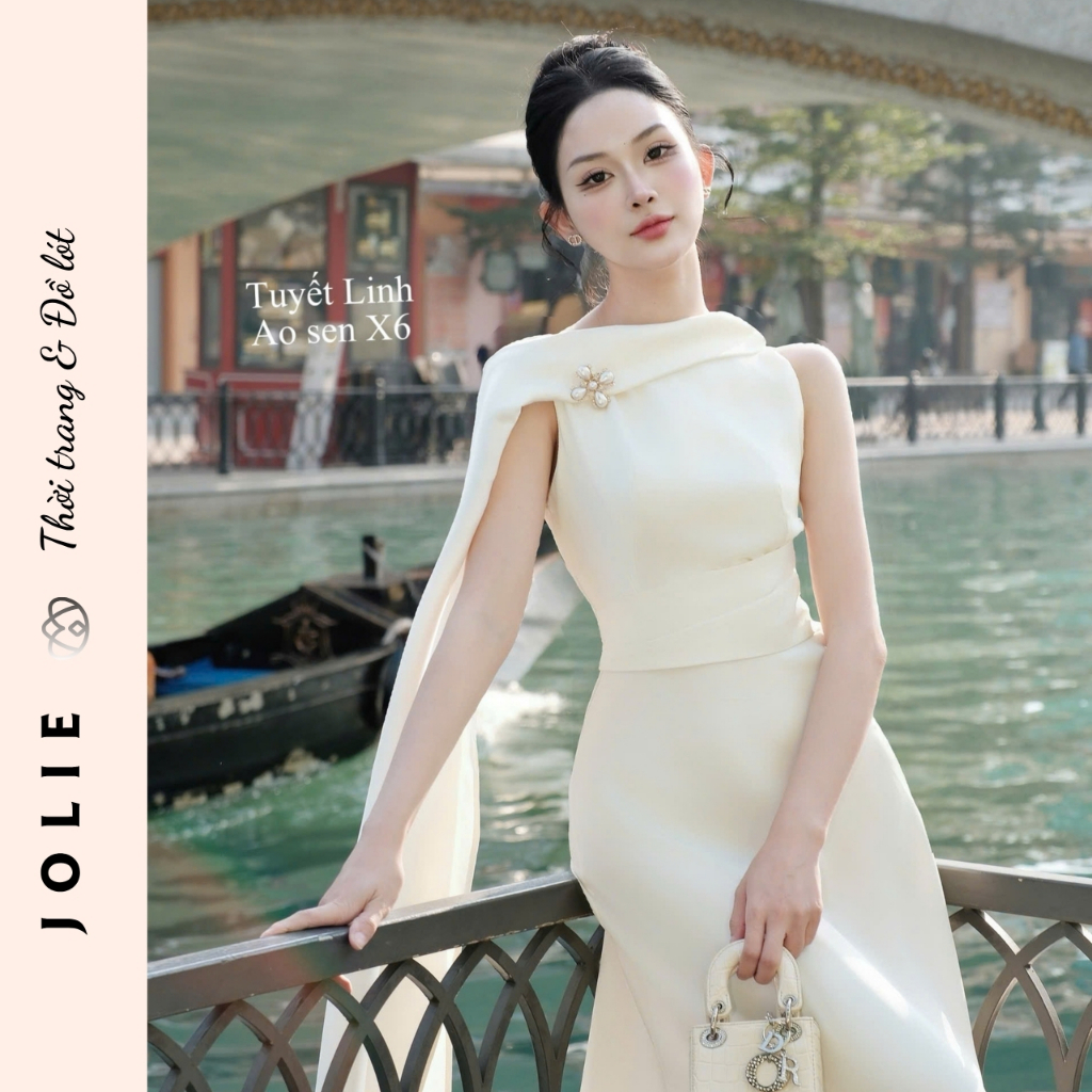 Váy Jolie Lụa Satin Thiết Kế Cổ Thuyền Xếp Ly Eo Đính Hoa Thủ Công Dáng Dài Sang Trọng