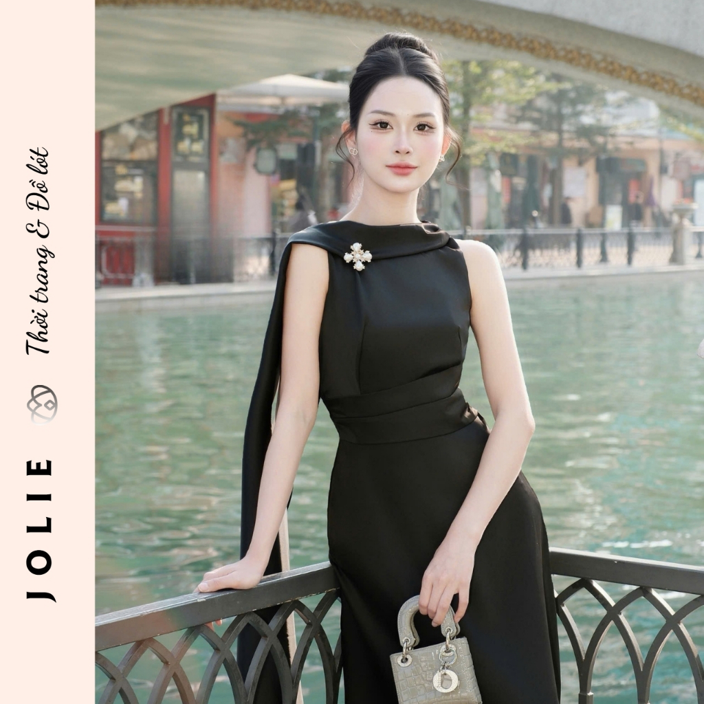 Váy Jolie Lụa Satin Thiết Kế Cổ Thuyền Xếp Ly Eo Đính Hoa Thủ Công Dáng Dài Sang Trọng