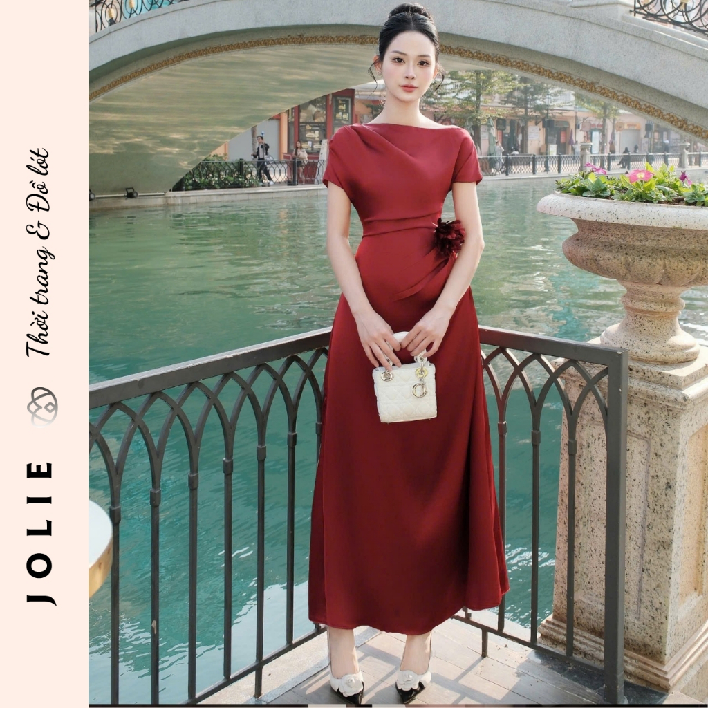 Váy Jolie Lụa Satin Thiết Kế Cổ Thuyền Xếp Ly Eo Đính Hoa Thủ Công Dáng Dài Sang Trọng