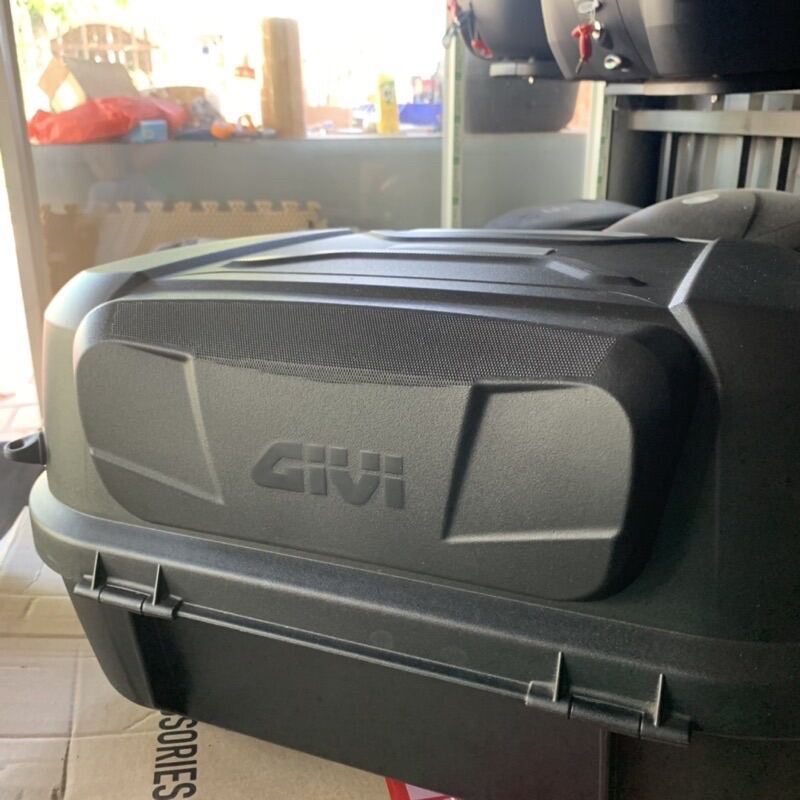 Thùng sau xe máy GIVI E43Ntl kèm phụ kiện tựa lưng, lưới ràng phản quang - Chính hãng 43 lít