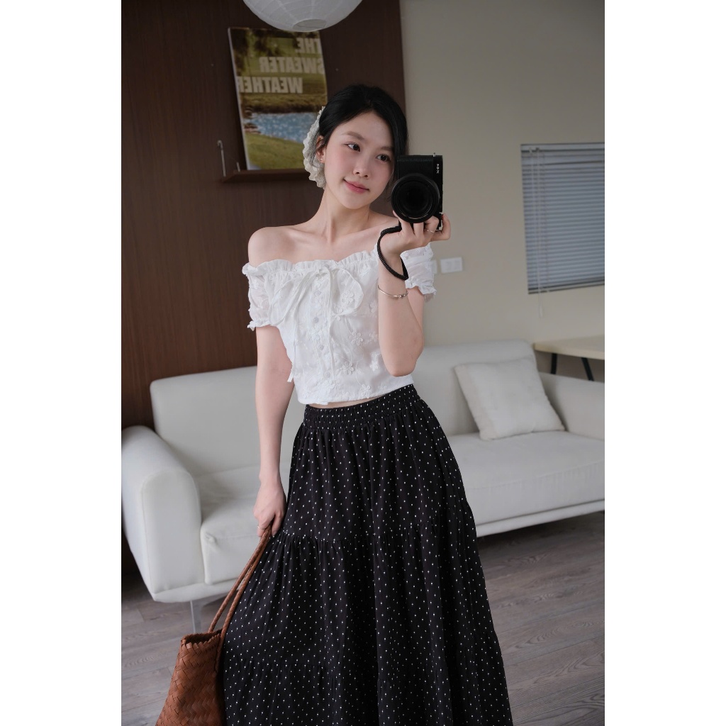 Faye Top (TSW) Áo trễ vai cài cúc thêu hoa croptop Nữ the.sweaterweather