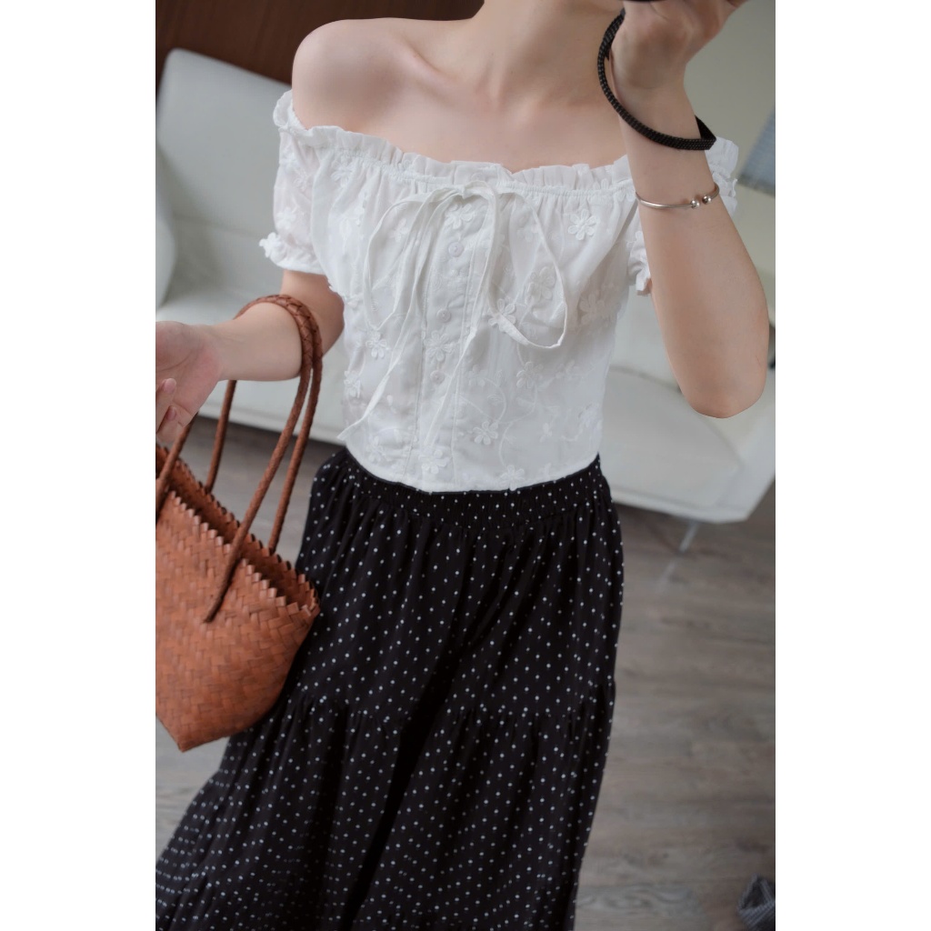 Faye Top (TSW) Áo trễ vai cài cúc thêu hoa croptop Nữ the.sweaterweather