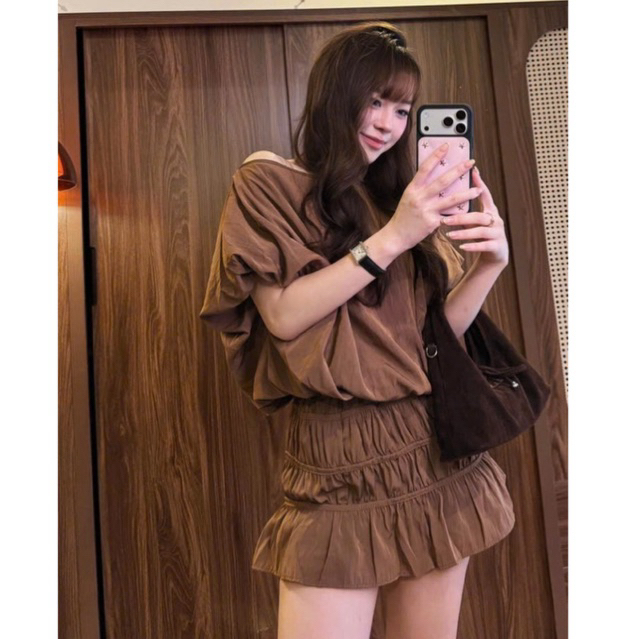 MIU.STUDIO •”Ceni Set” Set áo lệch vai from rộng tay lỡ kèm chân váy ngắn nhún bèo phong cách trẻ trung năng động