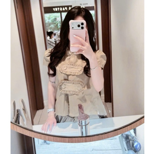 Set bộ đồ nữ màu nâu tây cao cấp : Áo tay ngắn cổ tàu phối bèo nhún cách điệu kèm chân váy ngắn xoè tiểu thư sang chảnh
