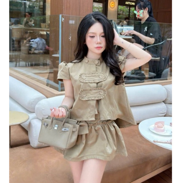 Set bộ đồ nữ màu nâu tây cao cấp : Áo tay ngắn cổ tàu phối bèo nhún cách điệu kèm chân váy ngắn xoè tiểu thư sang chảnh