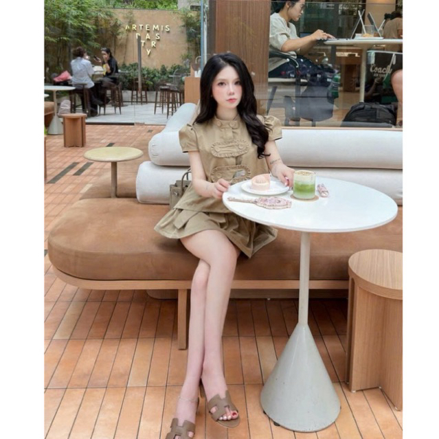 Set bộ đồ nữ màu nâu tây cao cấp : Áo tay ngắn cổ tàu phối bèo nhún cách điệu kèm chân váy ngắn xoè tiểu thư sang chảnh