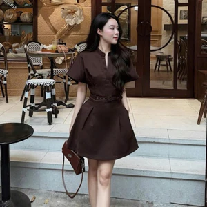 “Riona Set” Đầm thiết kế dáng ngắn cổ V tay bồng kèm đai eo phong cách Hàn Quốc, màu nâu tây trẻ trung sang chảnh