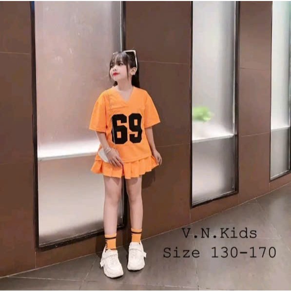 4-15 tuổi. Sét bộ chân váy xếp ly có lót váy cho bé gái in số 69 chất vải cotton mềm mịn thấm hút mồ hôi. V02
