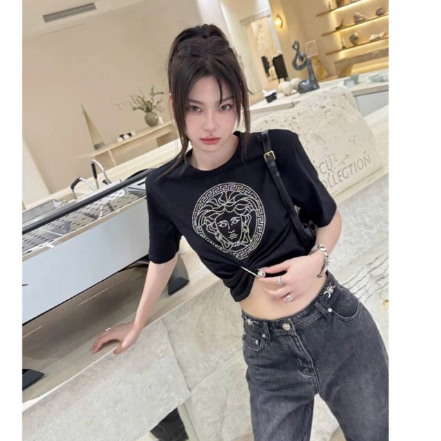 Áo croptop xoắn eo đính đá kèm ghim băng