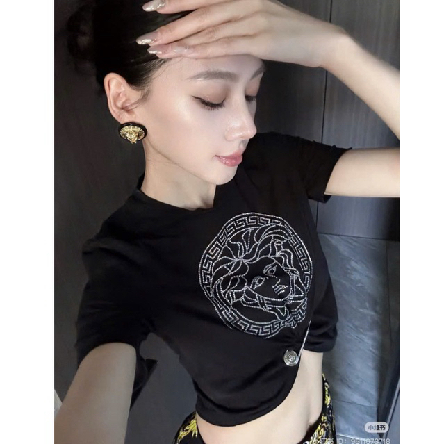 Áo croptop xoắn eo đính đá kèm ghim băng
