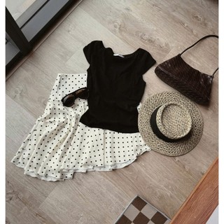 Outfit đi du lịch nữ áo dây đen chân váy chấm bi xòe dài cực kỳ tôn dáng
