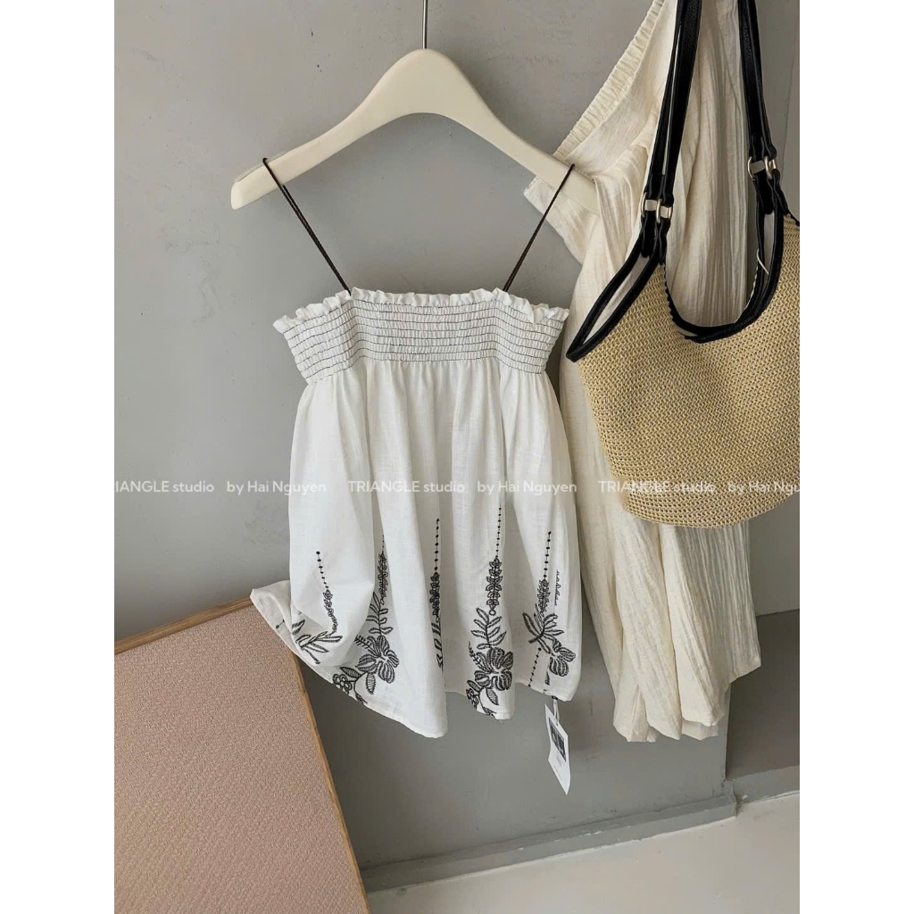 TRIANGLE - Black Flower Top (Cân nhắc kỹ, áo trắng không hoàn) Áo hai dây thêu hoa đen style Hàn thanh lịch và cao cấp