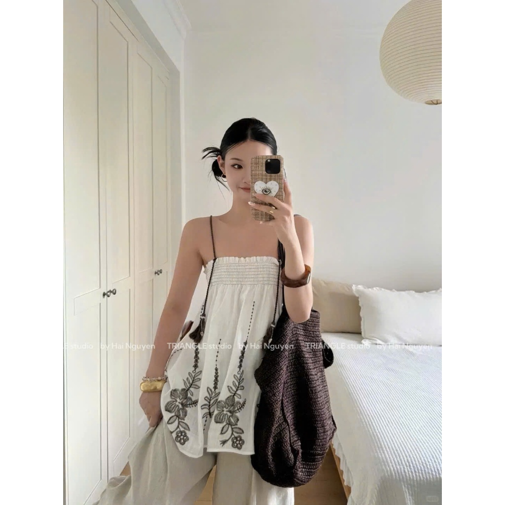 TRIANGLE - Black Flower Top (Cân nhắc kỹ, áo trắng không hoàn) Áo hai dây thêu hoa đen style Hàn thanh lịch và cao cấp