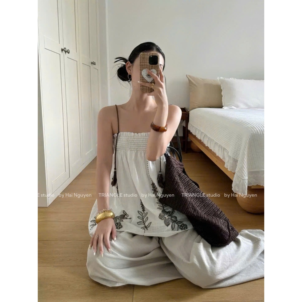 TRIANGLE - Black Flower Top (Cân nhắc kỹ, áo trắng không hoàn) Áo hai dây thêu hoa đen style Hàn thanh lịch và cao cấp