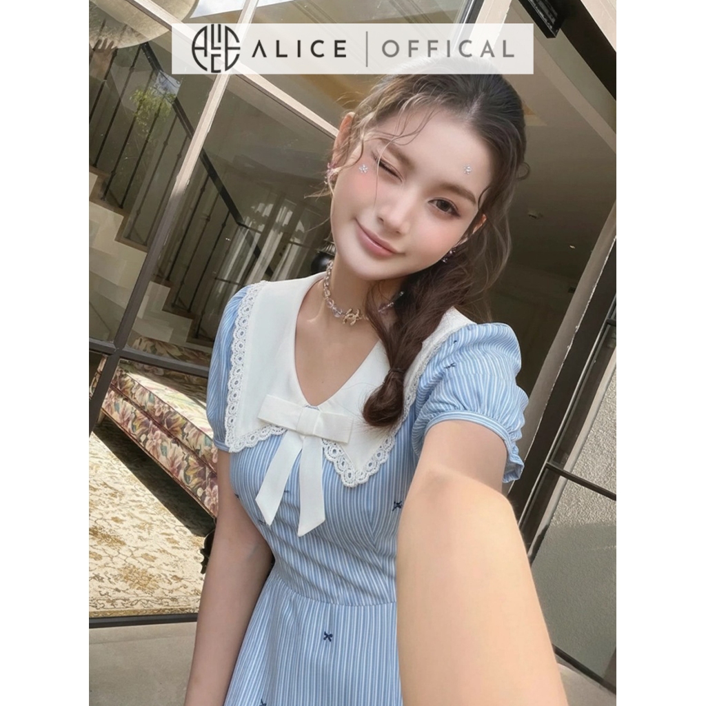 Váy Kẻ Sọc Xanh Cổ V Phối Ren Alice, Đầm Ngắn Xòe Thắt Nơ Thanh Lịch Tay Áo Ngắn Bồng Nhẹ T488
