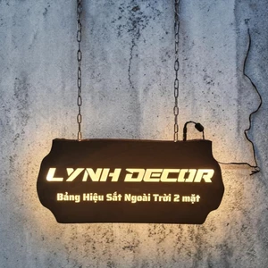 Bảng Hiệu Hộp Đèn 2 Mặt Bằng Sắt Gỉ Sét Tự Nhiên Ngoài Trời | Lynhdecor miễn phí thiết kế