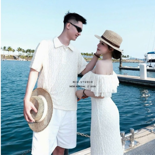 Set đồ đôi nam nữ đi biển cao cấp , Váy maxi ren trễ vai dáng dài ôm body tôn dáng + Áo polo cộc tay basic sang chảnh