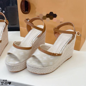 Sandal cao gót đế xuồng cói mới 2026