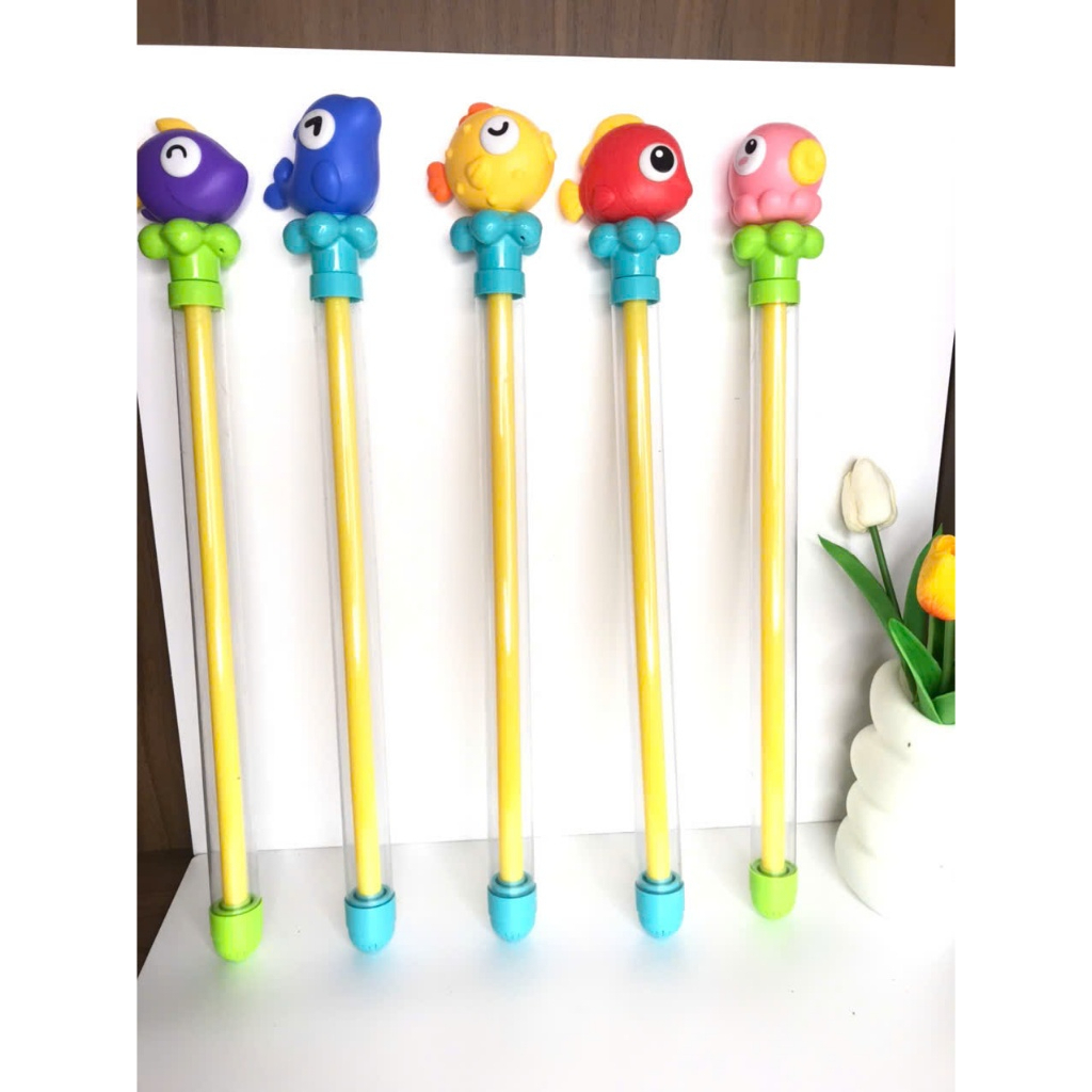 Gậy Phun Nước 40cm Hình Pháo Hoa Chủ Đề Đại Dương – Đồ Chơi Mùa Hè Cá Heo, Bạch Tuộc Dễ Thương