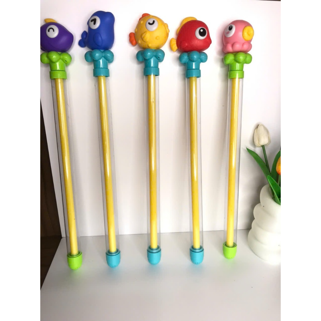Gậy Phun Nước 40cm Hình Pháo Hoa Chủ Đề Đại Dương – Đồ Chơi Mùa Hè Cá Heo, Bạch Tuộc Dễ Thương