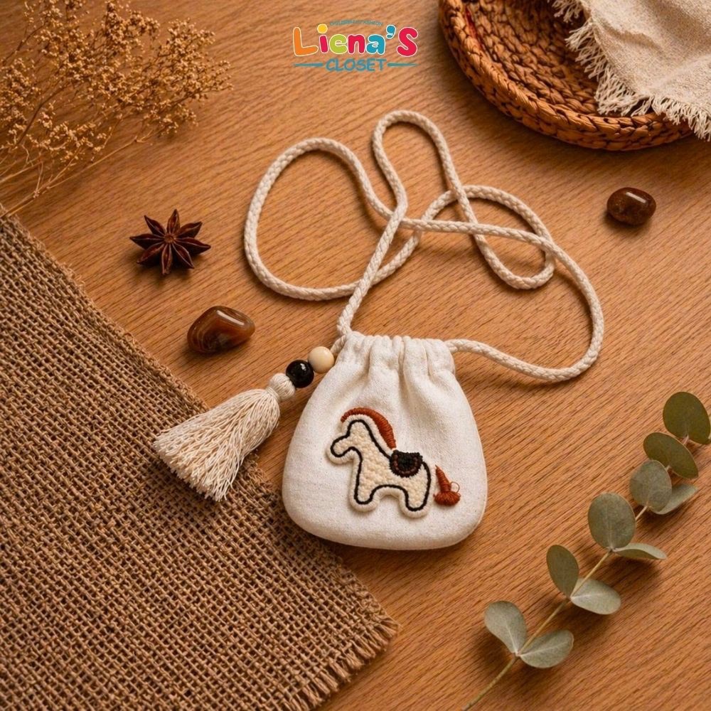 Túi Tỏi Đeo Cổ Hình Ngựa Siêu Xinh Vải Nỉ 2 Da Kèm Tua Rua Cho Bé Yêu Liena's Closet