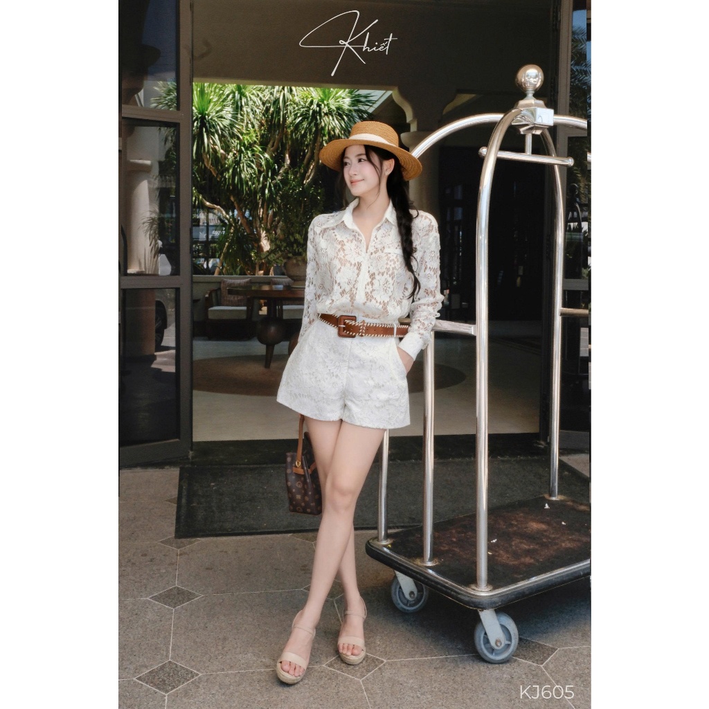 Jump short ren hoa trắng dáng phối thắt lưng nâu phong cách năng động trẻ trung KJ605