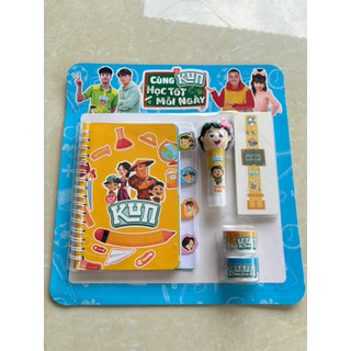Bộ dụng cụ học tập gồm 1 sổ tay, 2 cuộn băng dán, 1 chai hồ dán và 2 hình xăm in hình đồng hồ