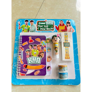 Bộ dụng cụ học tập gồm 1 sổ tay, 2 cuộn băng dán, 1 chai hồ dán và 2 hình xăm in hình đồng hồ