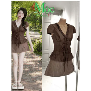 MK_ Set váy ngắn, set áo Đũi nâu bèo cổ V thắt nơ mix chân váy sọc form A mặc hè đi chơi đi biển