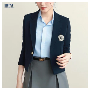 Blazer tay dài dáng suông lửng 50cm thêu huy hiệu xanh navy REAL CLOTHES, có đôn vai trẻ trung