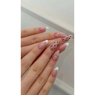 Nailbox móng tay giả thiết kế sang trọng tối giản đi biển du lịch nude hồng french đầu móng chấm bi đen hoa gel nổi A06