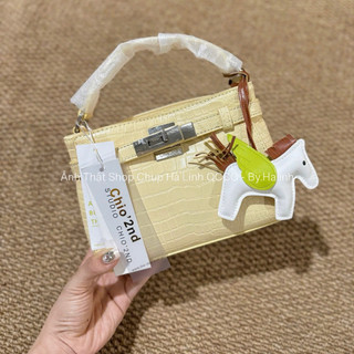 Hàng Sẵn - Túi Đeo Chéo Quai Xách Da Trơn Dáng Vuông Kèm Charm Ngựa