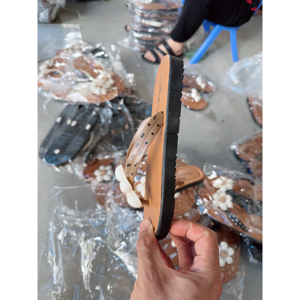 dép kẹp tông nữ quai hoa chấm bi,chất pvc chống trơn thời trang ,rửa nước đi mưa thoải mái
