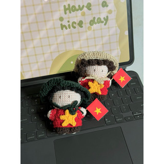 Móc Khoá Len Quân Đội Việt Nam Cô Gái Chàng Trai Cầm Cờ Mừng Lễ Quốc Khánh Giải Phóng Handmade Dễ Thương