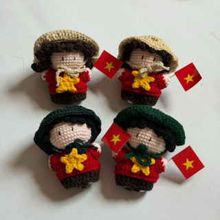 Móc Khoá Len Quân Đội Việt Nam Cô Gái Chàng Trai Cầm Cờ Mừng Lễ Quốc Khánh Giải Phóng Handmade Dễ Thương