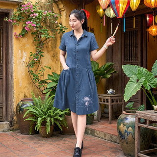 Váy nữ Khánh Linh. Váy nữ thiết kế hoa Sen thêu nổi tỉ mỉ, cổ sơ mi dáng suông, chất đũi Nhật mặc thoáng mát, lên dáng