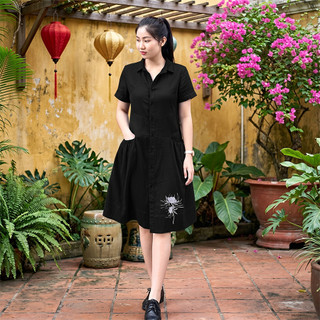 Váy nữ Khánh Linh. Váy nữ thiết kế hoa Sen thêu nổi tỉ mỉ, cổ sơ mi dáng suông, chất đũi Nhật mặc thoáng mát, lên dáng