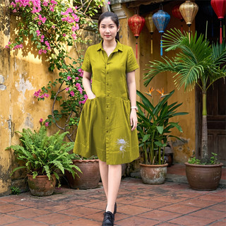 Váy nữ Khánh Linh. Váy nữ thiết kế hoa Sen thêu nổi tỉ mỉ, cổ sơ mi dáng suông, chất đũi Nhật mặc thoáng mát, lên dáng