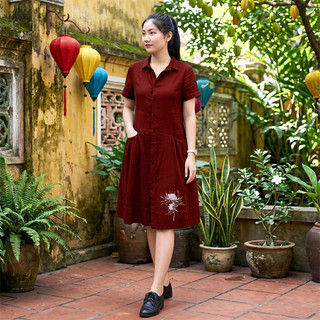 Váy nữ Khánh Linh. Váy nữ thiết kế hoa Sen thêu nổi tỉ mỉ, cổ sơ mi dáng suông, chất đũi Nhật mặc thoáng mát, lên dáng