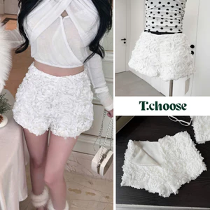 Quần sooc đính hoa hồng cạp cao ống rộng 2588 TCHOOSE