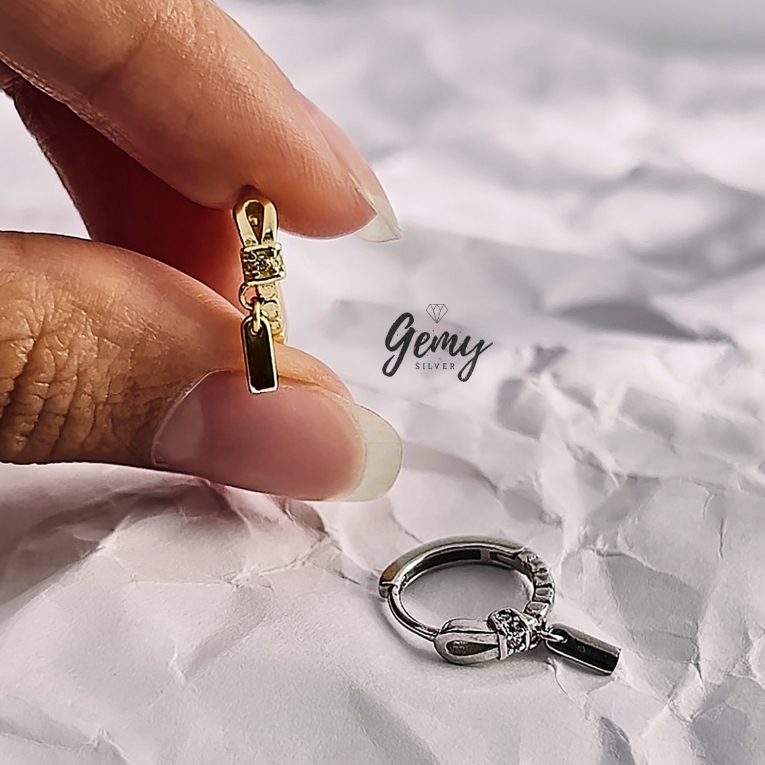 Khuyên tai tròn nam bạc 925 Desi thiết kế gắn charm tag mới lạ (1 chiếc) KN153 | GEMY SILVER