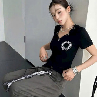 Áo Cổ Tim Thiết Kế Khâu Tay  Hình Chạy Chạy Dọc Cổ Tim Tinh Tế Tạo Nét Streetwear