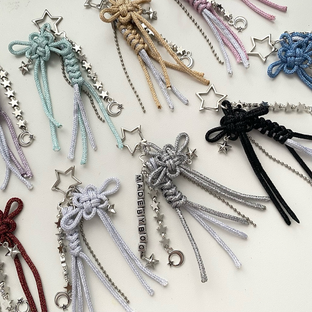Charmbag / Keychain / Móc khoá Handmade – Custom tên riêng (ghi chú màu dây mix + chữ)