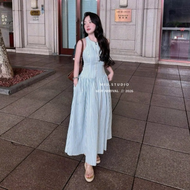 Đầm maxi kẻ xanh dáng xoè chiết eo tôn dáng phong cách HQuốc ,Váy sát nách dáng dài phối khoá kéo cách điệu-chất thô mát