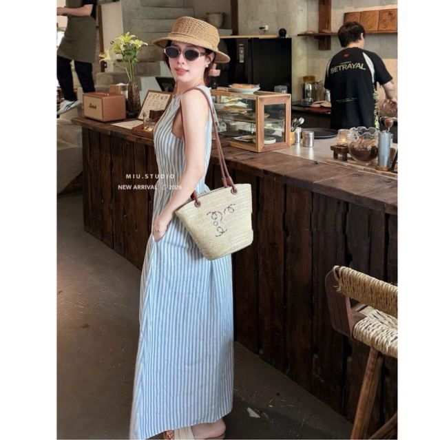 Đầm maxi kẻ xanh dáng xoè chiết eo tôn dáng phong cách HQuốc ,Váy sát nách dáng dài phối khoá kéo cách điệu-chất thô mát