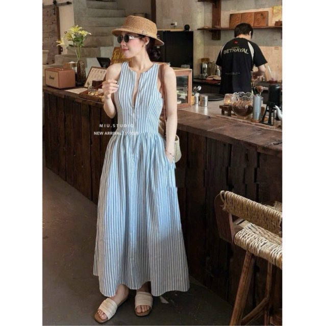 Đầm maxi kẻ xanh dáng xoè chiết eo tôn dáng phong cách HQuốc ,Váy sát nách dáng dài phối khoá kéo cách điệu-chất thô mát