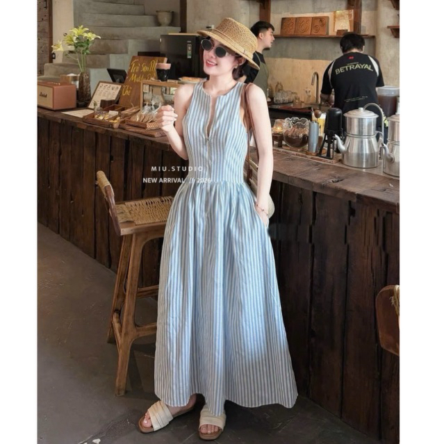 Đầm maxi kẻ xanh dáng xoè chiết eo tôn dáng phong cách HQuốc ,Váy sát nách dáng dài phối khoá kéo cách điệu-chất thô mát